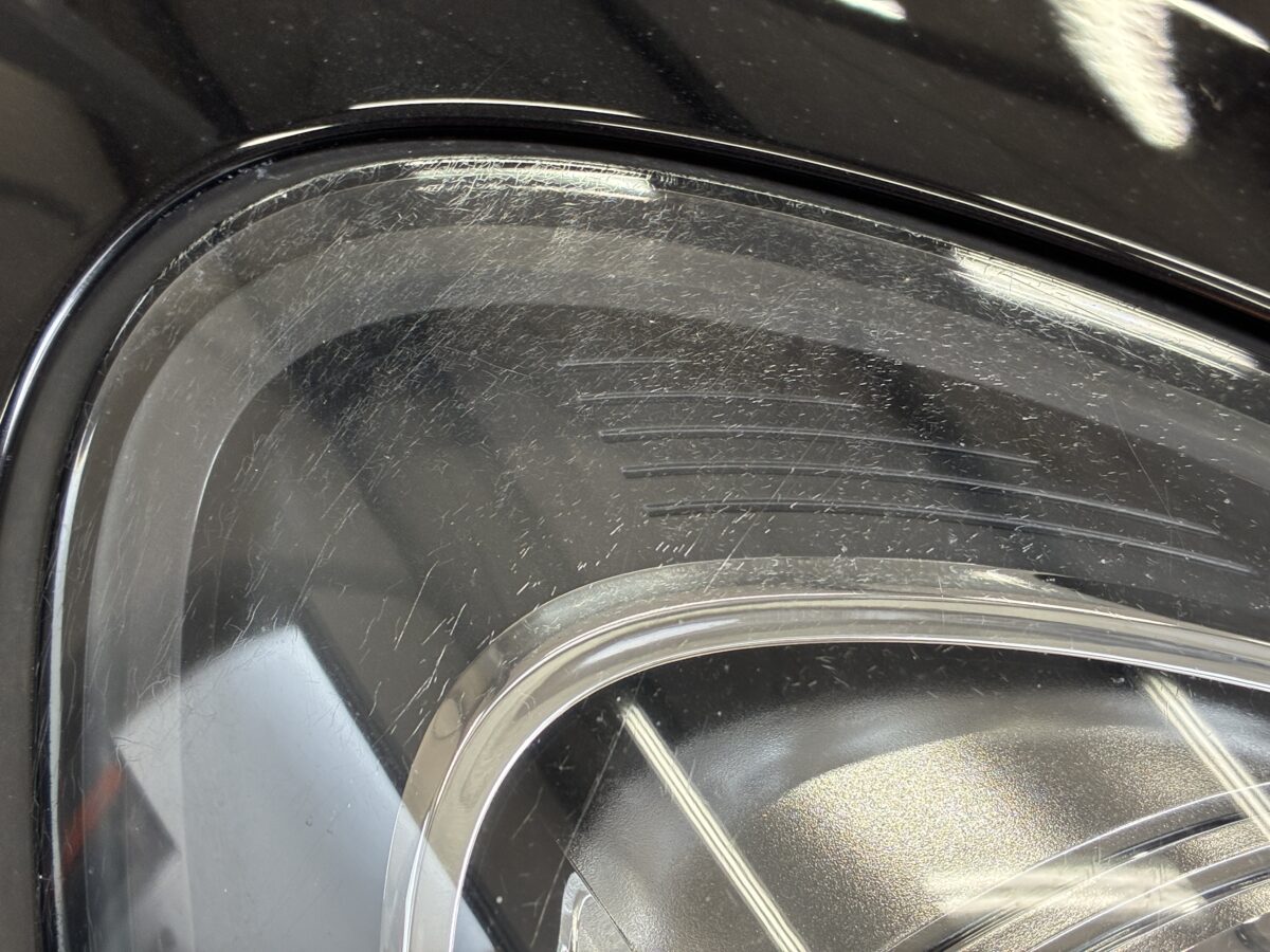 マカンのヘッドライトクラック除去