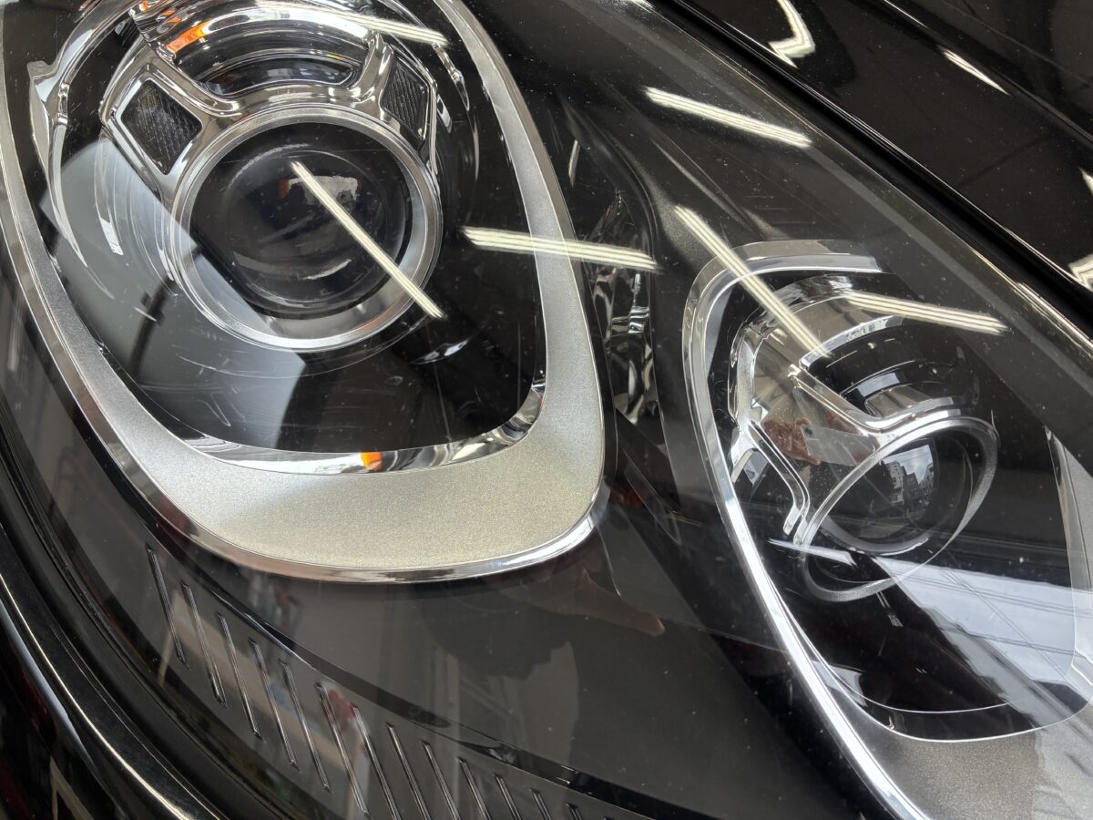 マカンのヘッドライトに傷？