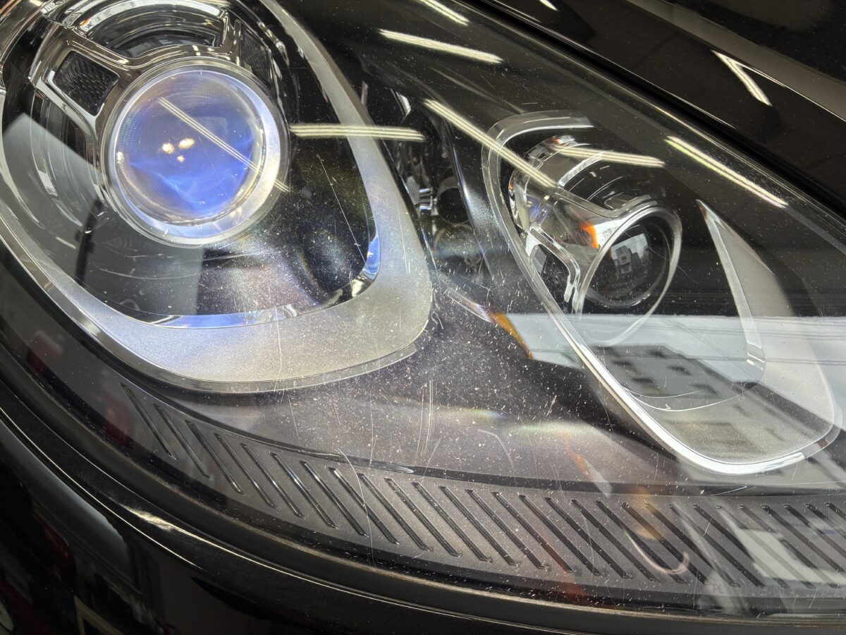 マカンのヘッドライト点灯時に傷が確認出来ました・・・