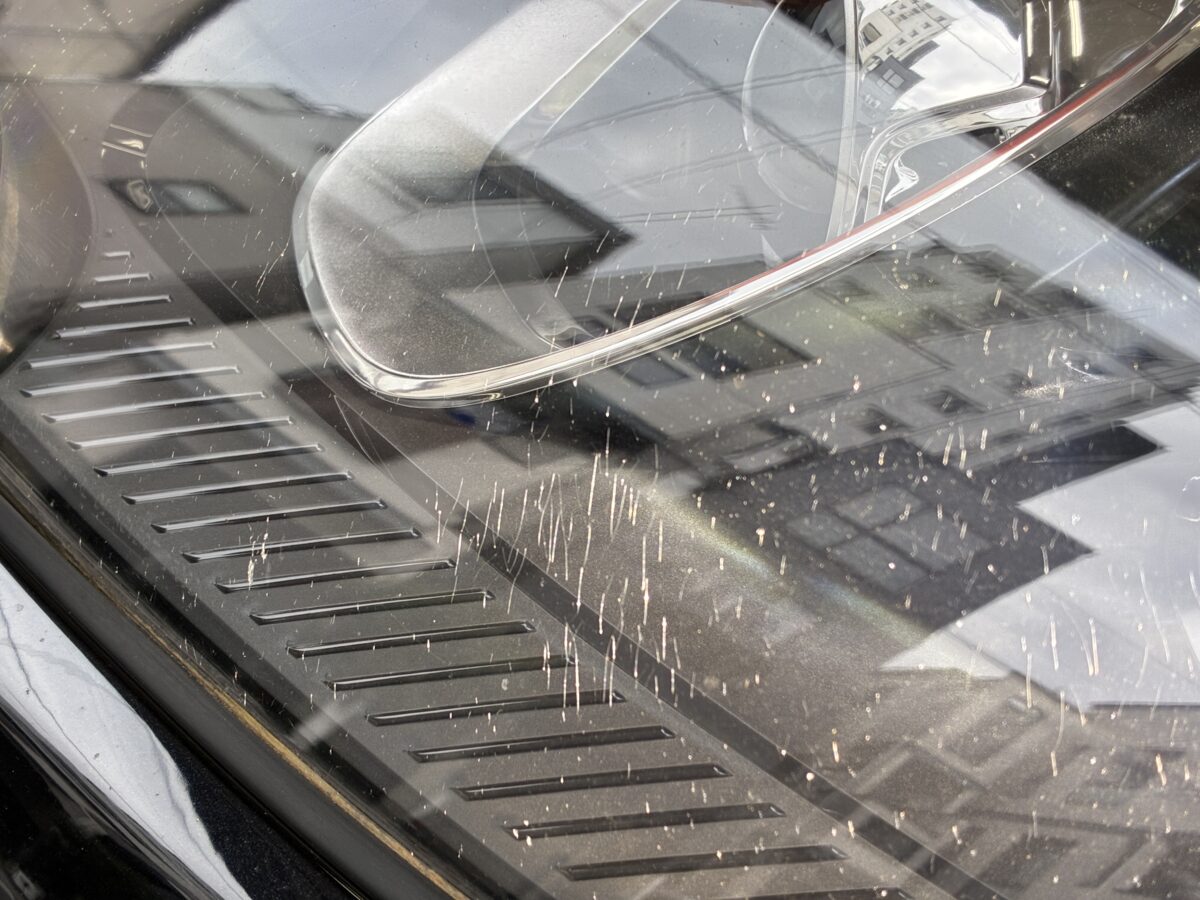 マカンのヘッドライトのクラック・ひび割れ