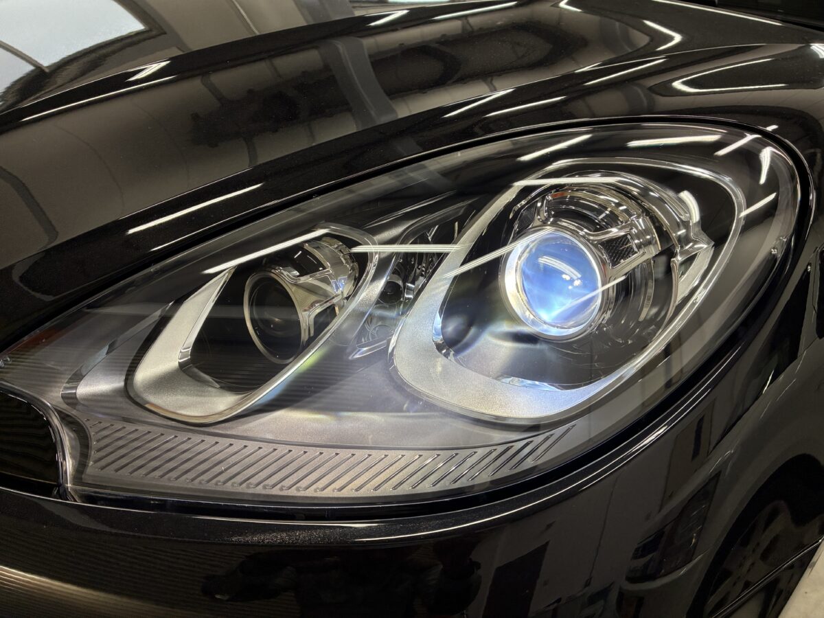 ポルシェマカンのヘッドライトリペア、プロテクションフィルム