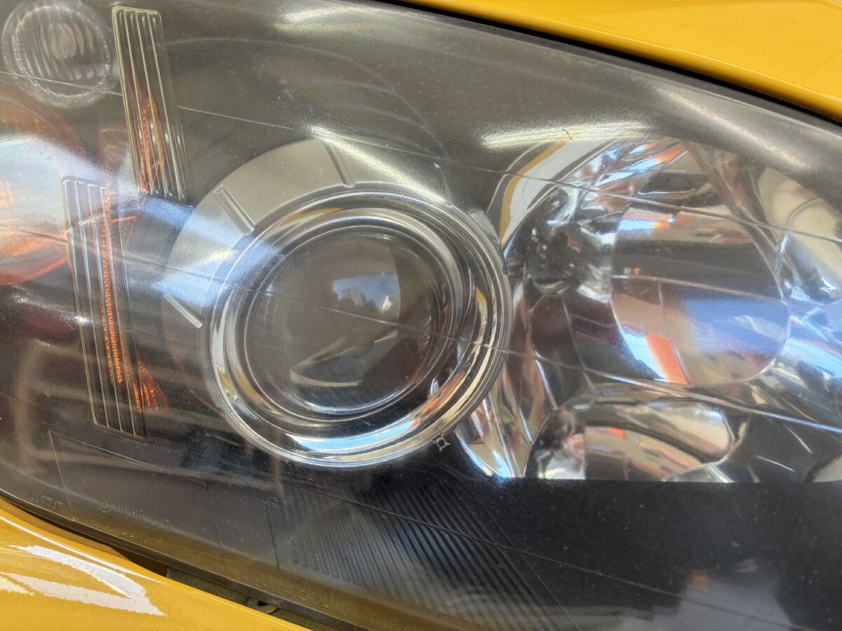 ヘッドライトの黄ばみ、磨く事である程度改善はされますが・・・