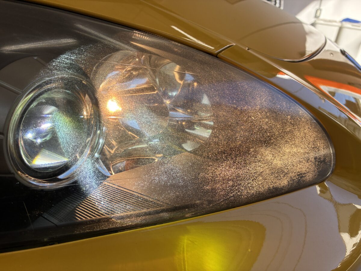 ホンダS2000　ヘッドライトを点灯すると無数のクラックが発生