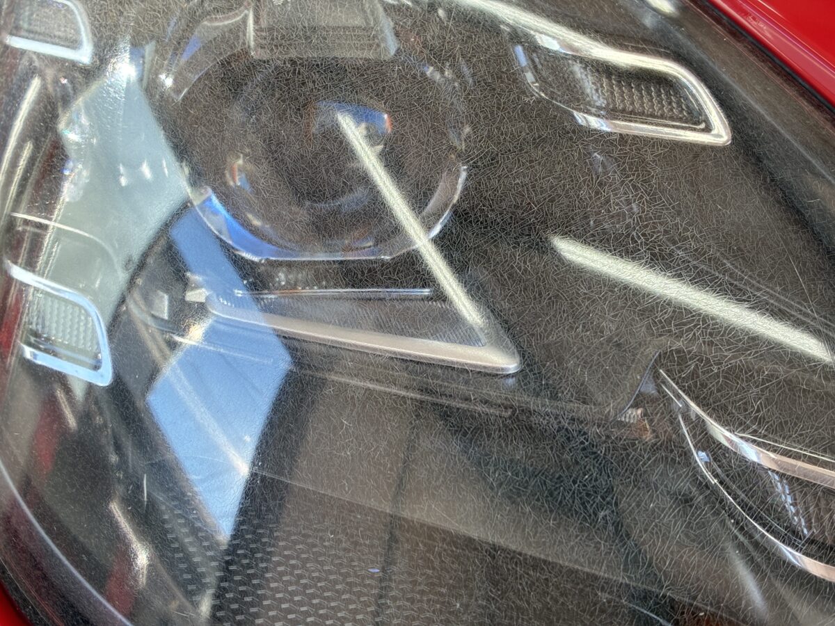 ポルシェのヘッドライトに細かい蜘蛛の巣状のクラックが発生。