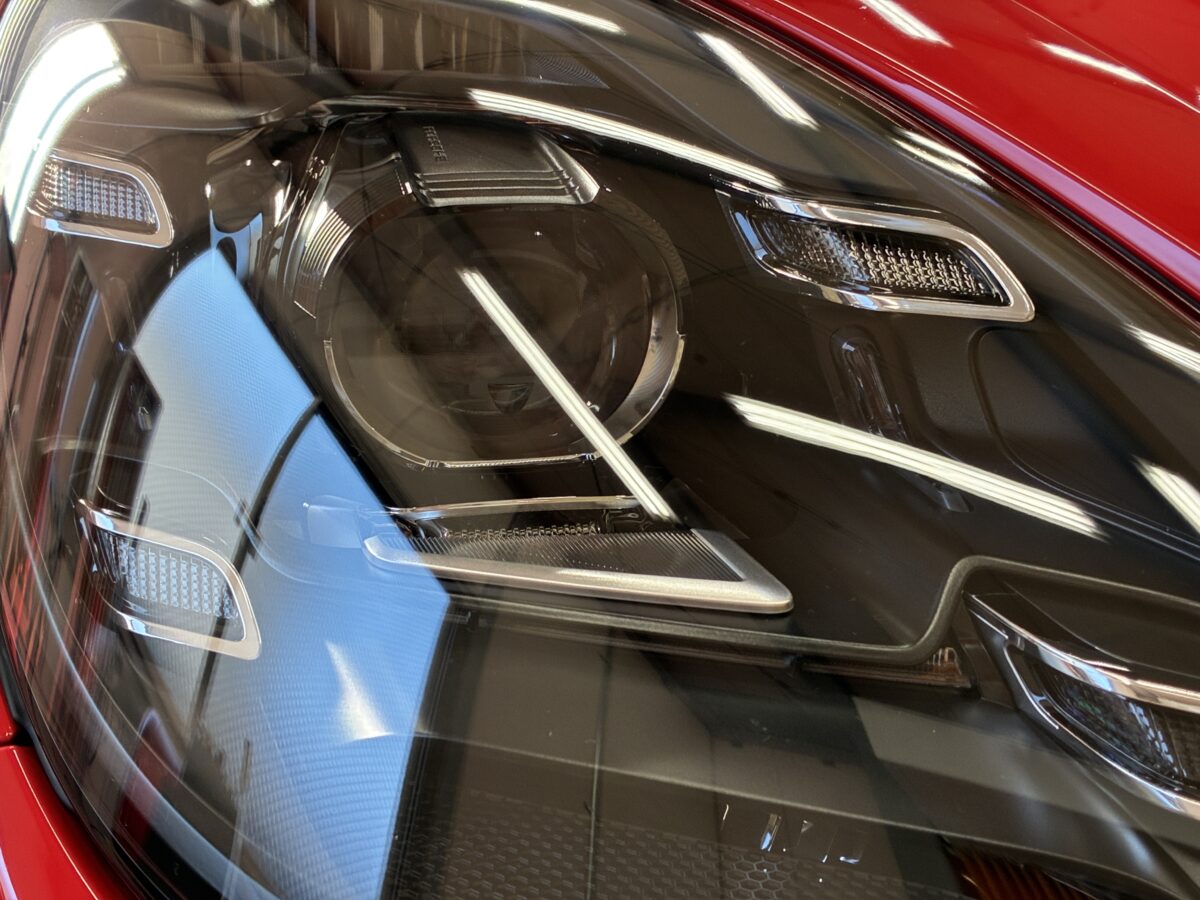 ポルシェのヘッドライト磨きは専門店へ