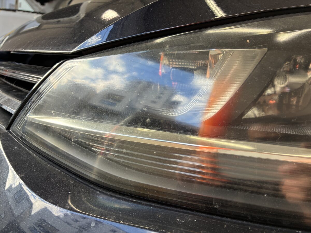 ゴルフ7のヘッドライトリペア