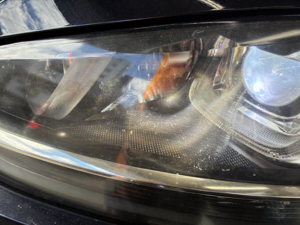 ゴルフ7のヘッドライトリペア前のライト点灯時