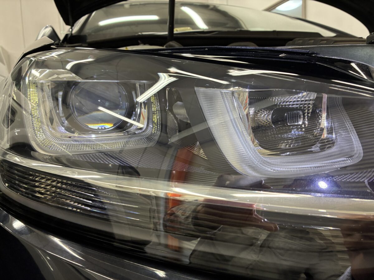 ゴルフ7ヴァリアント　ヘッドライト磨き、プロテクションフィルム施工