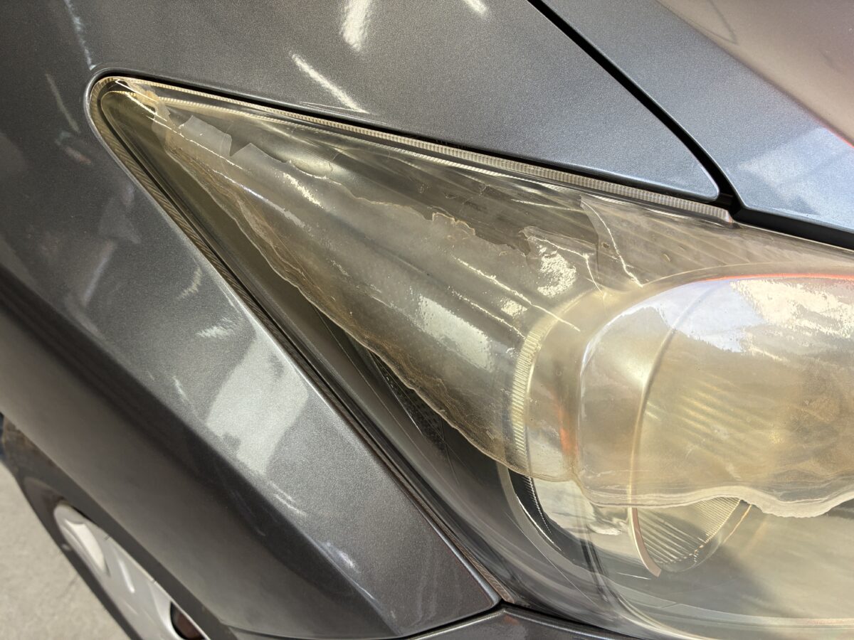 ホンダフリードのヘッドライトクリア塗装後の剥がれ補修