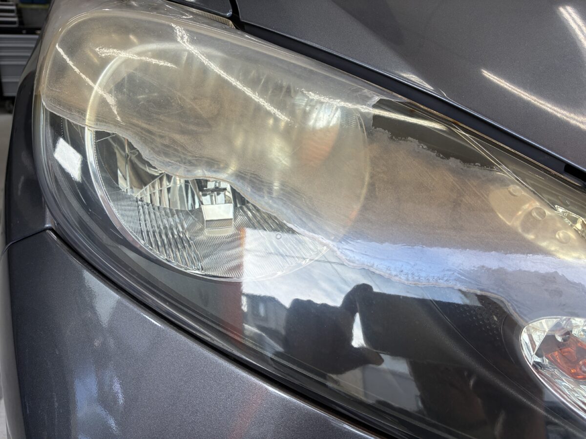 ヘッドライトクリア塗装後の剥がれの特徴