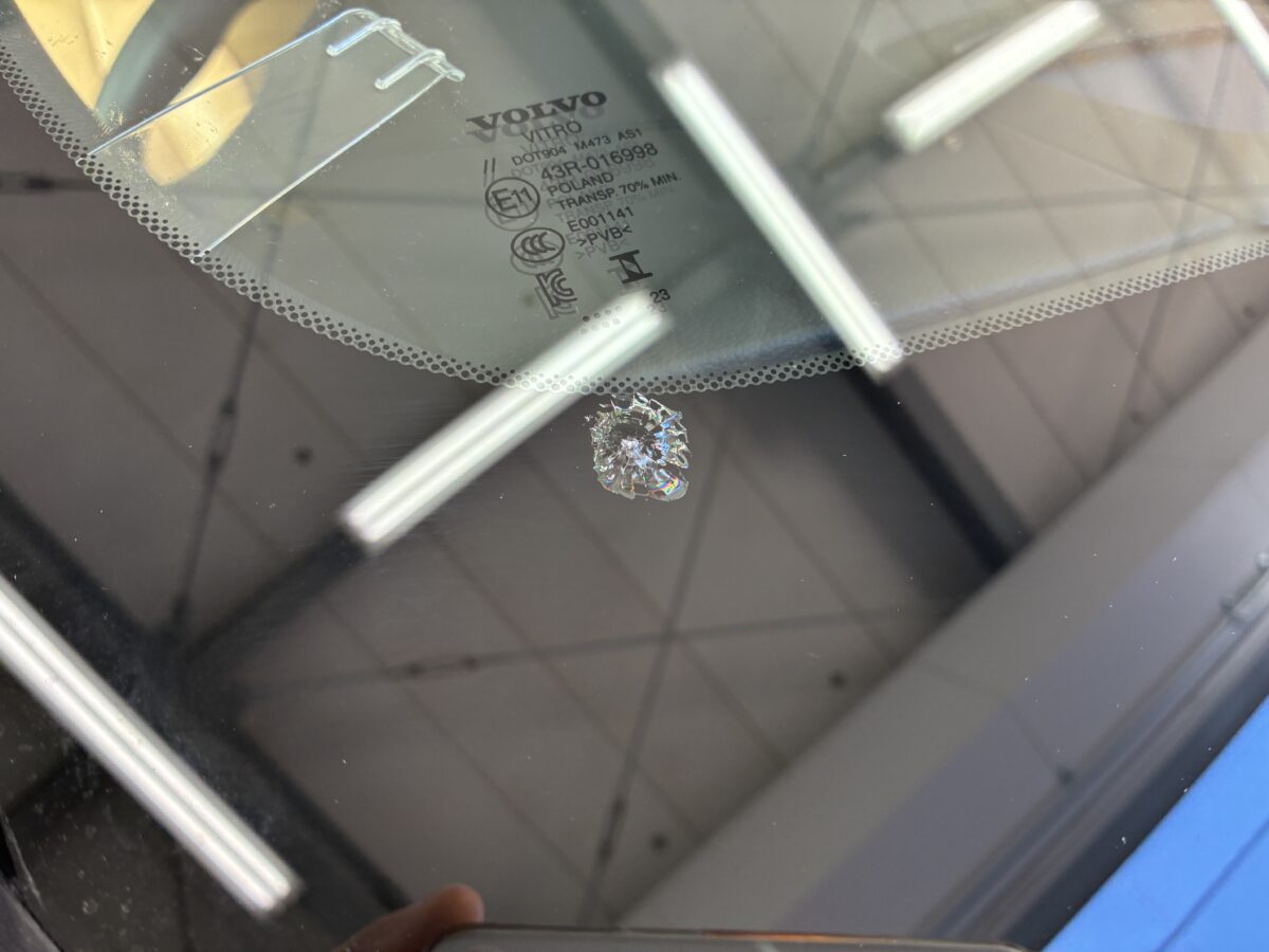 フロントガラスの縁近く、黒いセラミック部の飛び石傷修理