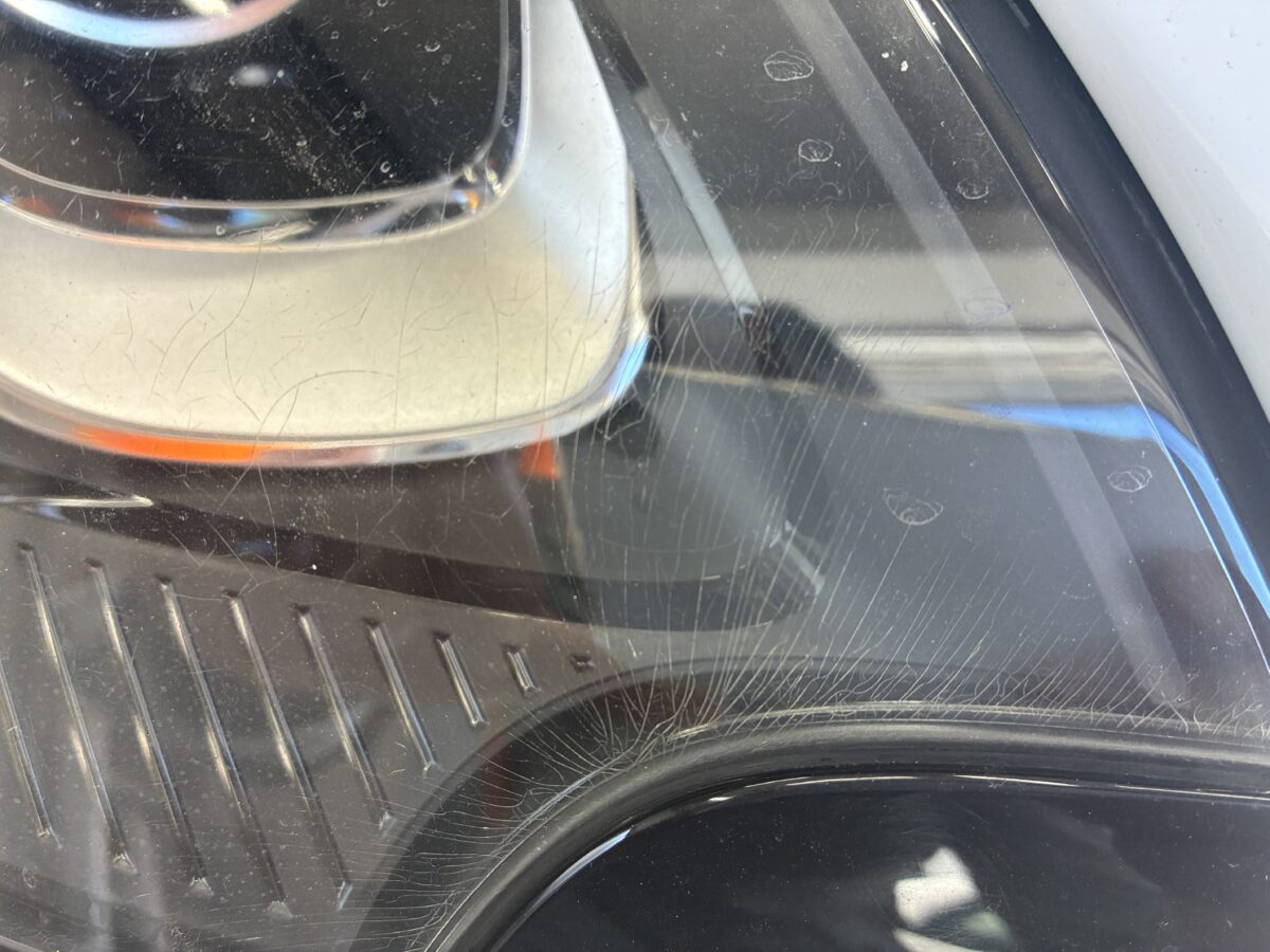 ポルシェマカンのヘッドライトにひびが・・・