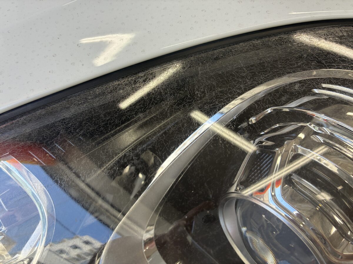 マカンのヘッドライトクラック