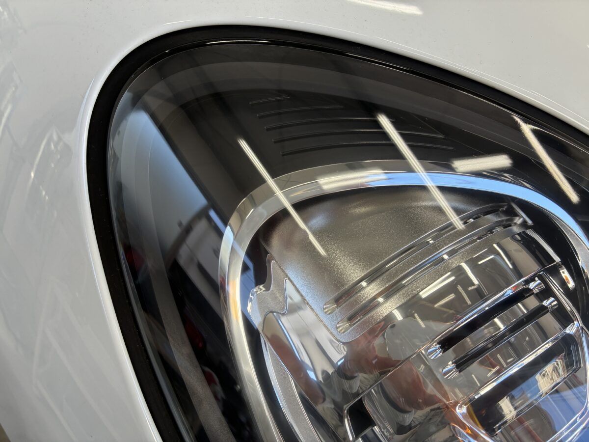 ポルシェマカンのヘッドライトリペア後