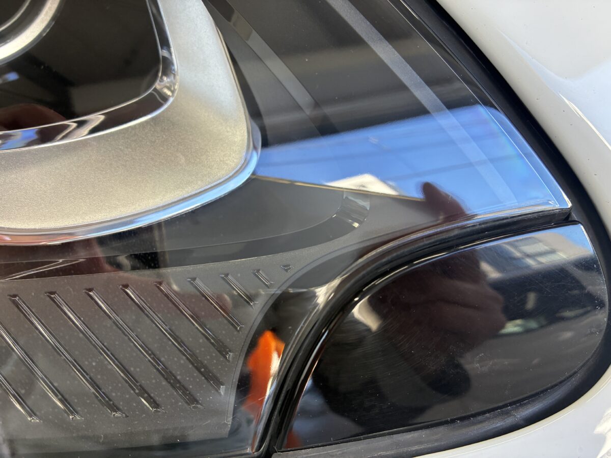 ポルシェのヘッドライトに発生した長いひびはキレイに除去。