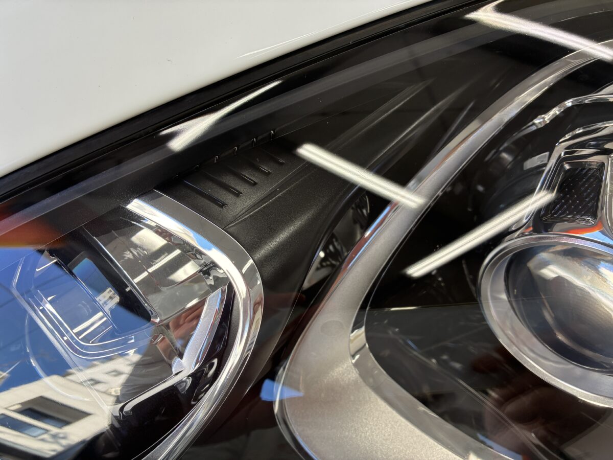 ポルシェマカンのヘッドライトの細かいひびの除去