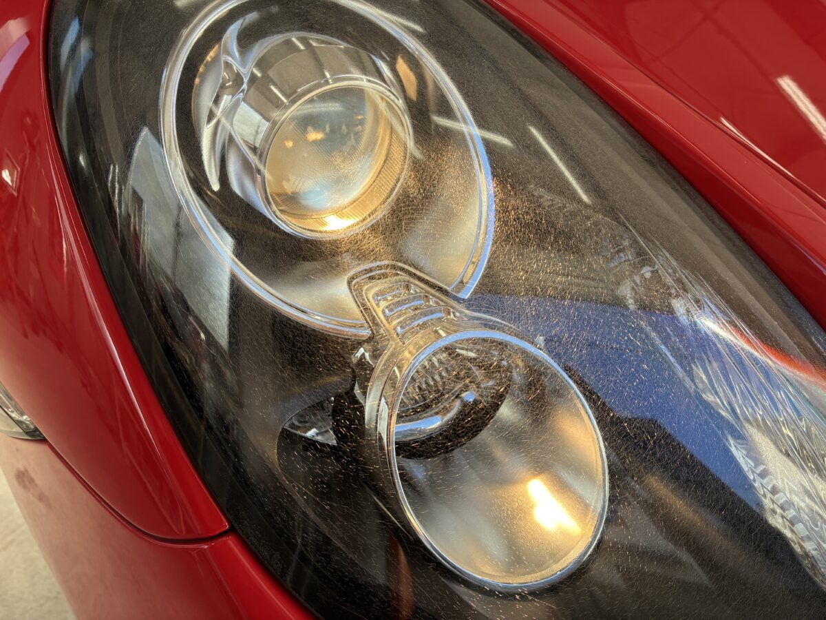 ポルシェケイマンのヘッドライトリペア前のライト点灯時