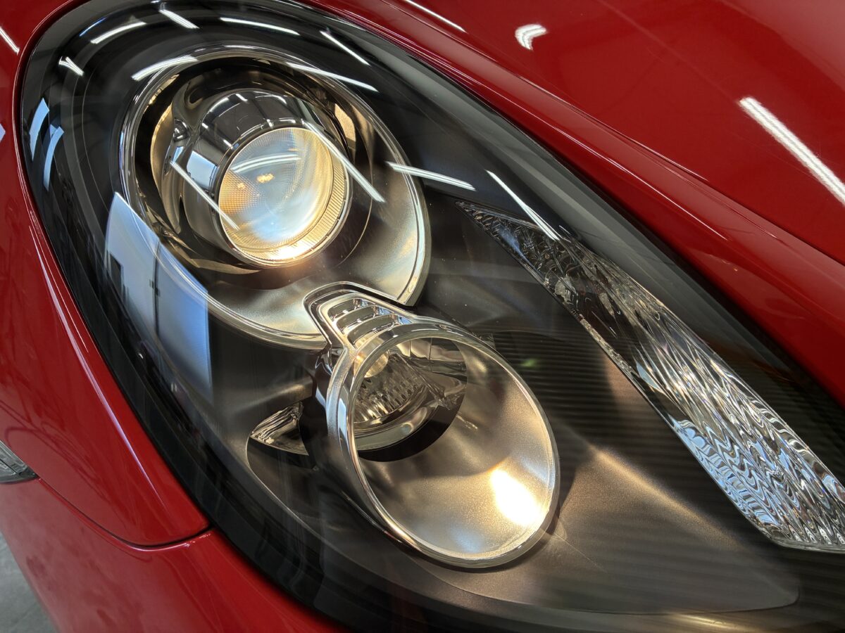 ポルシェ981ケイマンのヘッドライトリペア後のライト点灯時