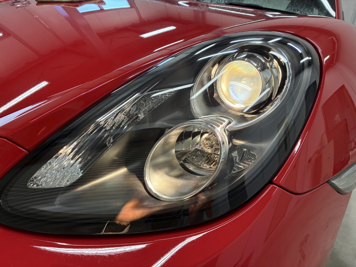 ポルシェのヘッドライトクラック・ひび割れの除去