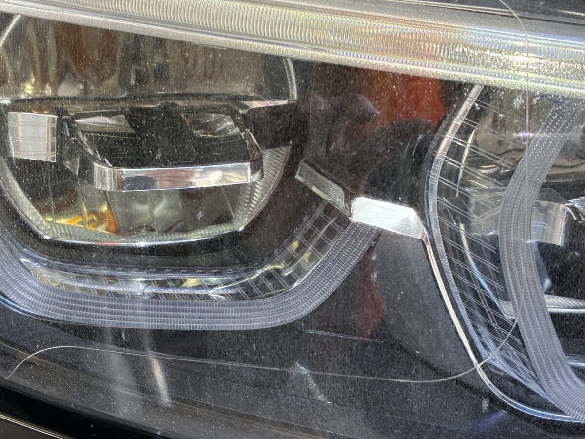 輸入車のヘッドライトの劣化は、近付いて見ると・・・