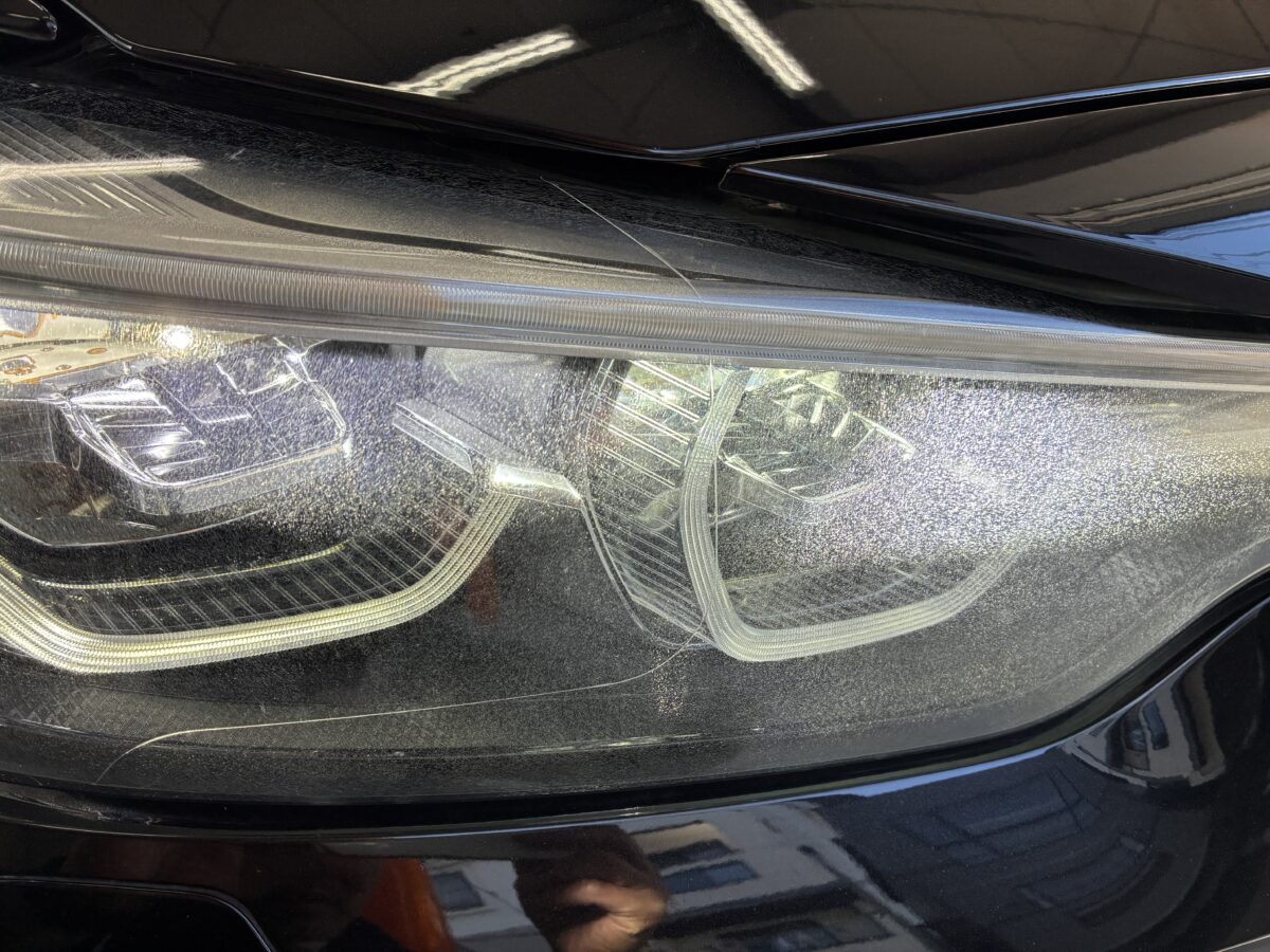 BMWM3 F80　ヘッドライトのクラックはライトを点灯すると・・・