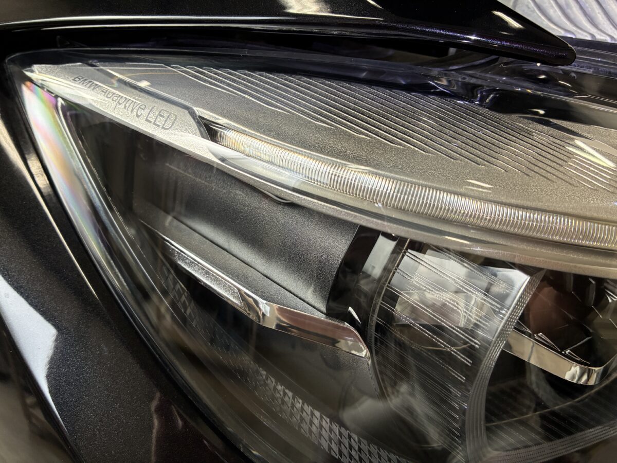 BMWのヘッドライトリペア後は、透明度も回復し光量も上がります。