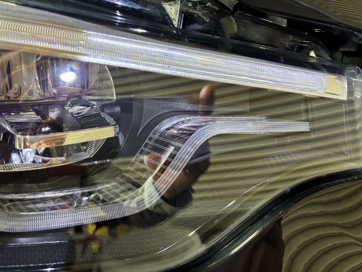 BMWM3（F80）ヘッドライトリペアでクラック除去