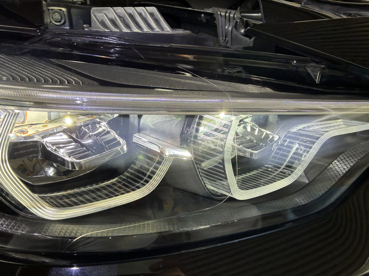 BMWM3（F80）ヘッドライト磨き後にライト点灯すると・・・