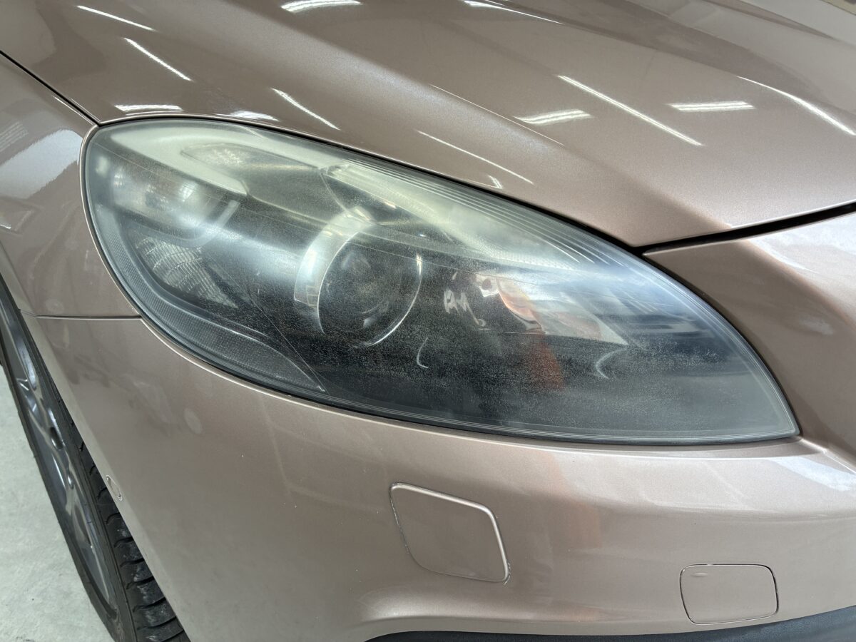 ボルボV40　ヘッドライトの劣化が進行している状態ですね・・・