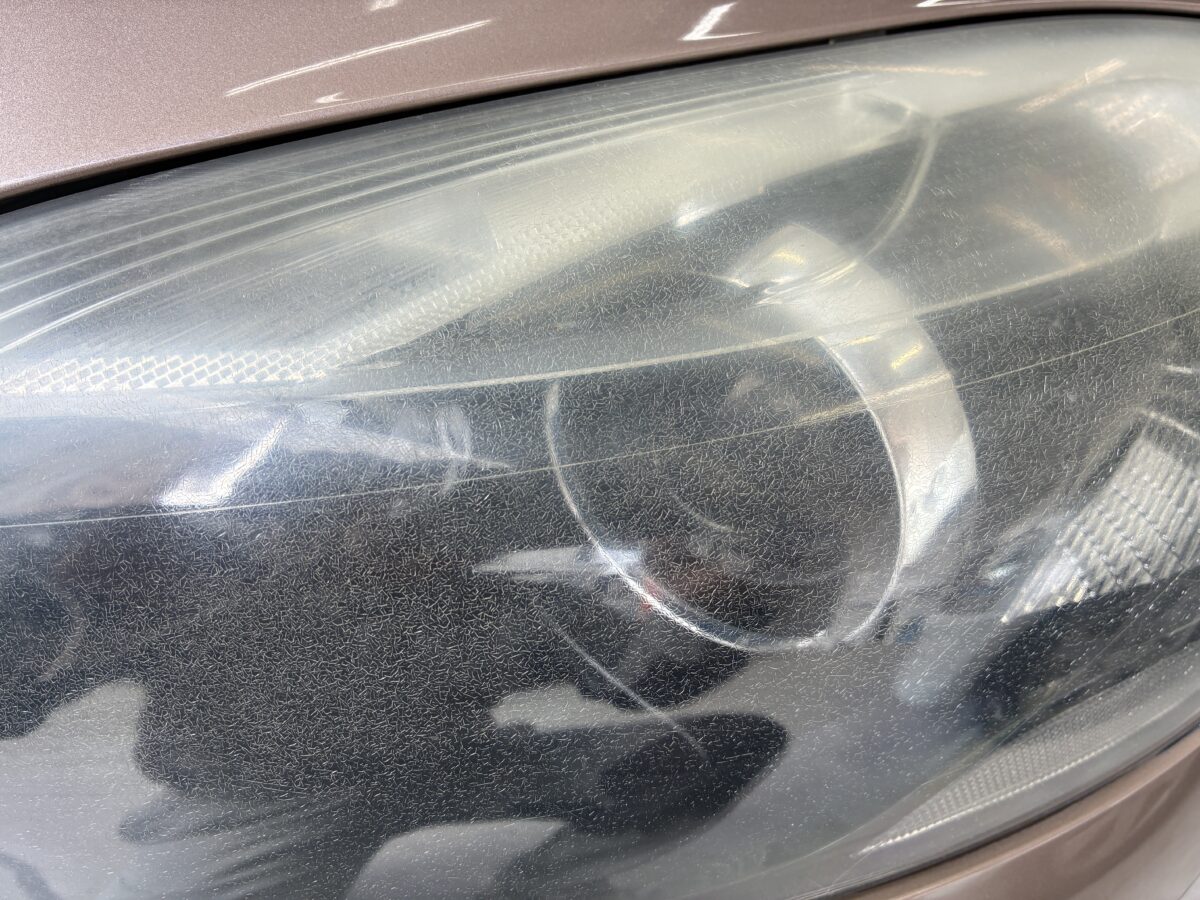 ボルボに限らずヘッドライトの劣化が進行すると光量も下がります。