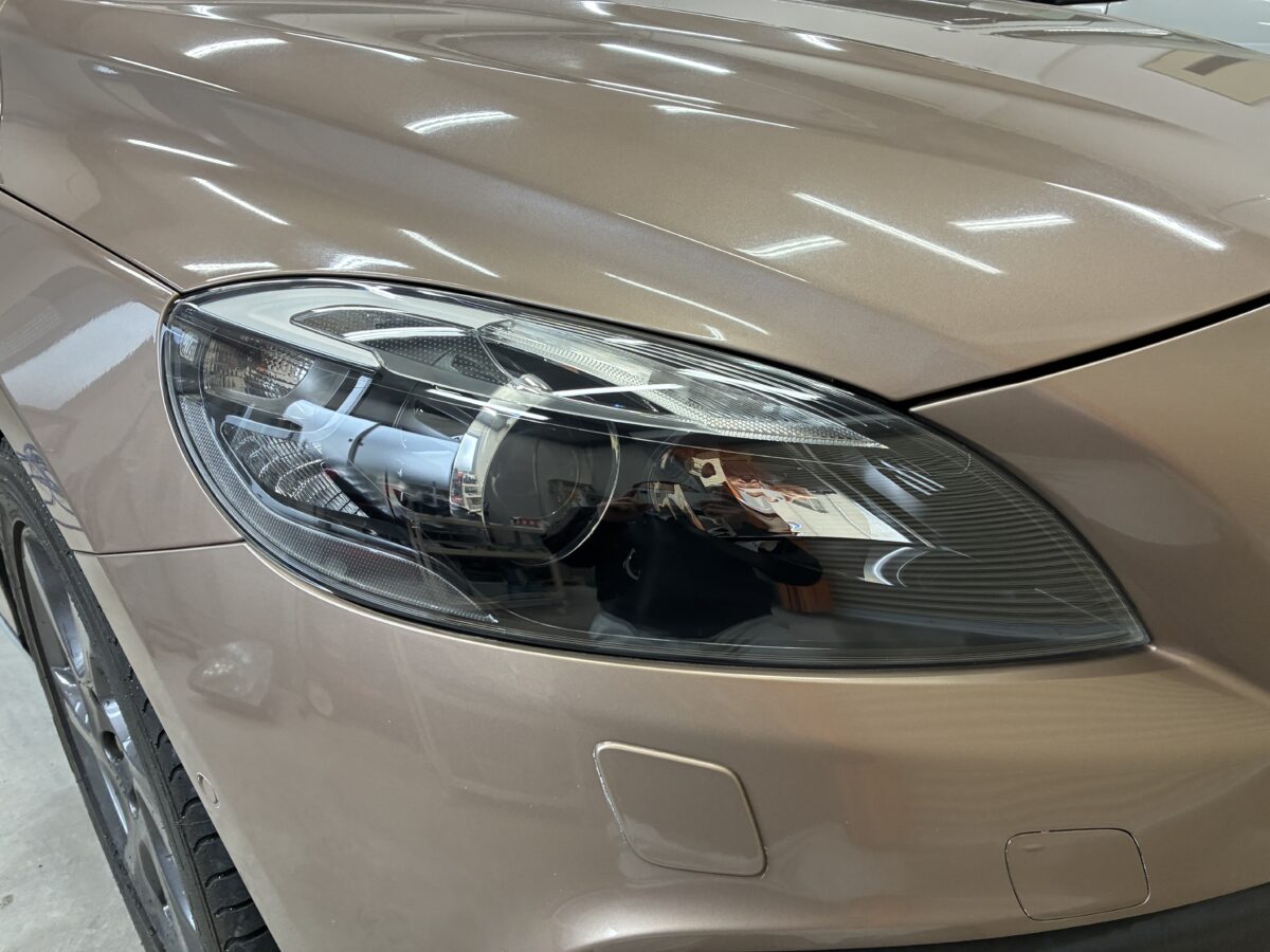 ボルボV40のヘッドライトクラック除去