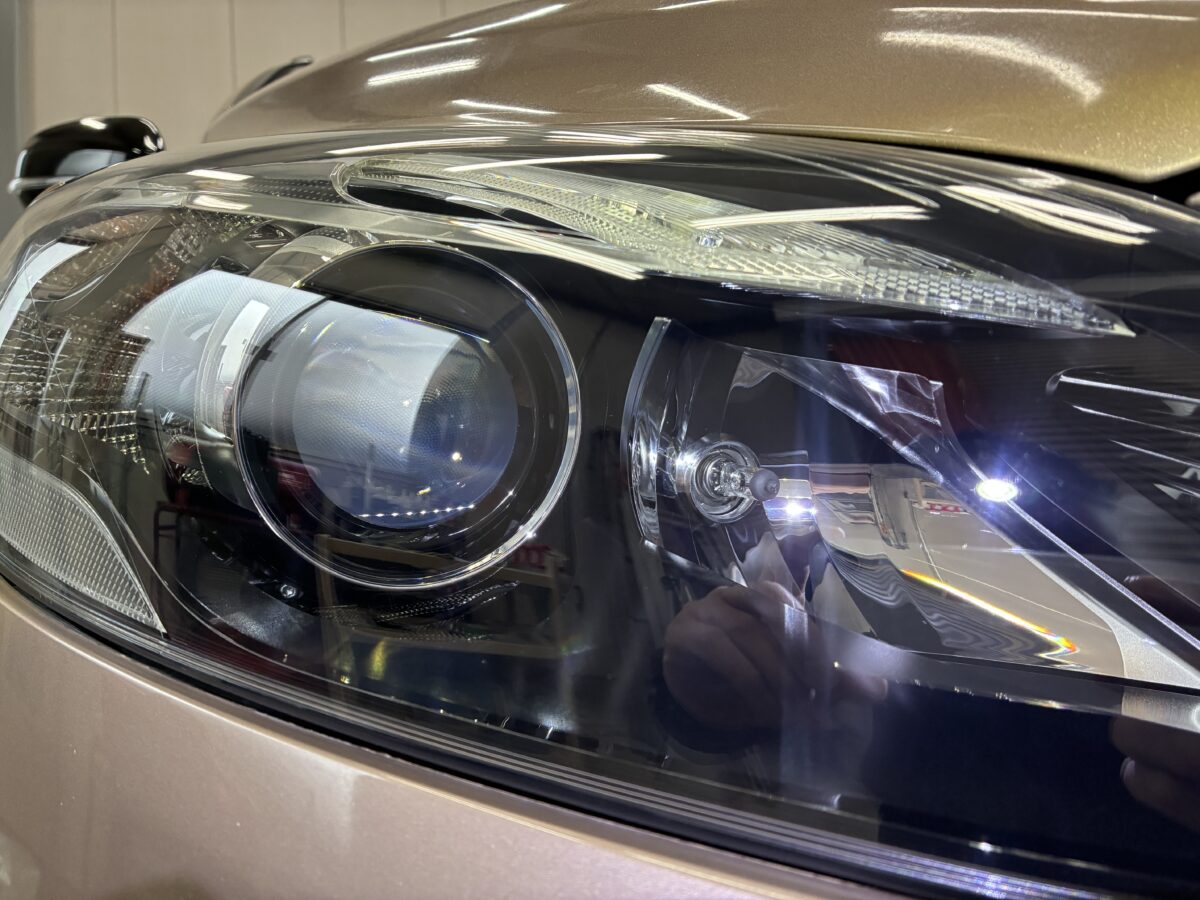 ボルボのヘッドライト磨きは専門店にご相談。