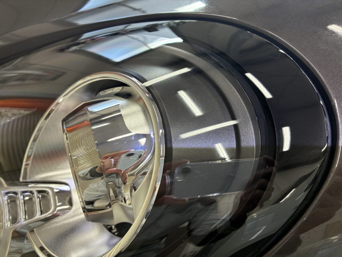 ポルシェ981ケイマンのヘッドライトクラック除去