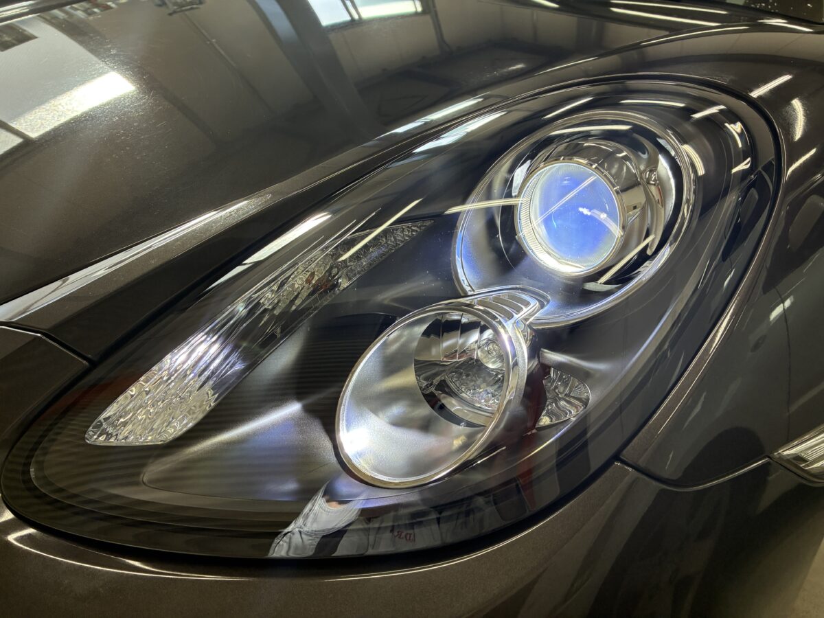 ヘッドライトリペア後にプロテクションフィルムを施工する事で長期間ヘッドライトを保護します。