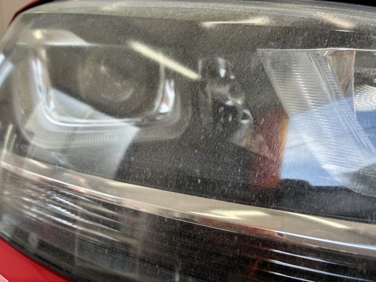 フォルクスワーゲンゴルフ オールトラック ヘッドライトクラック除去