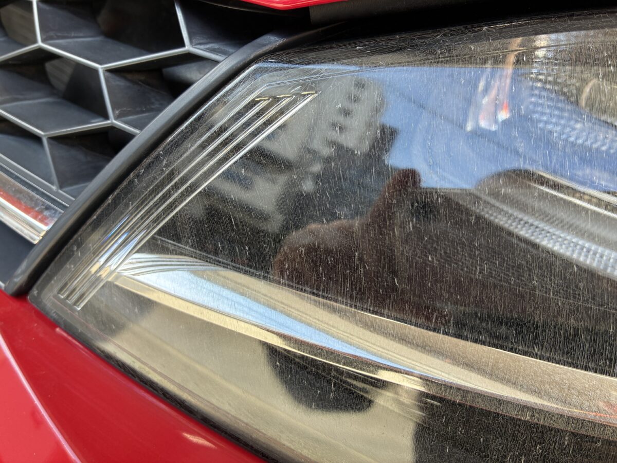 輸入車に多く見られるヘッドライトクラックです。