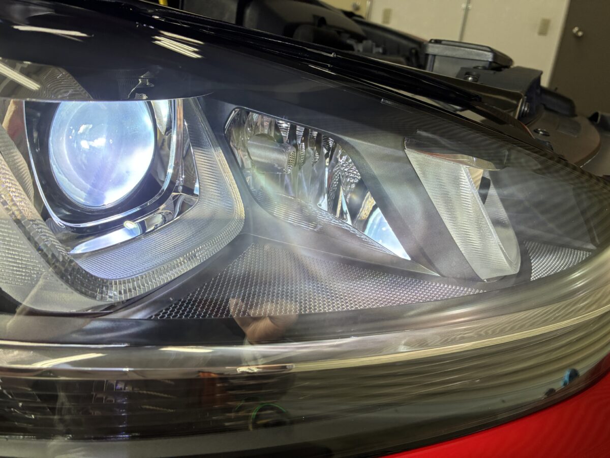 フォルクスワーゲンゴルフのヘッドライトリペア後のライト点灯時、これで車検も大丈夫。