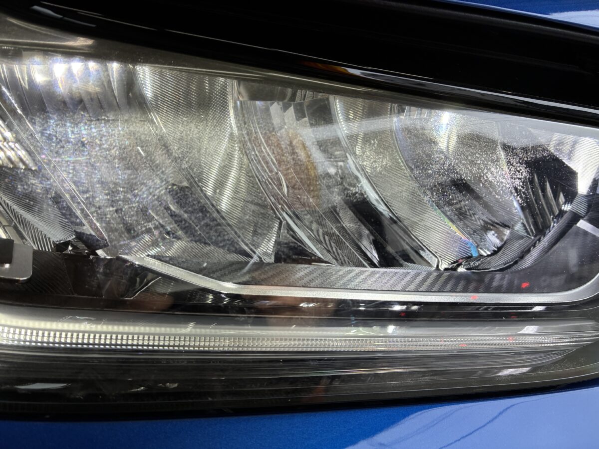 ヘッドライト磨き前のライト点灯時に見えるのはクラック