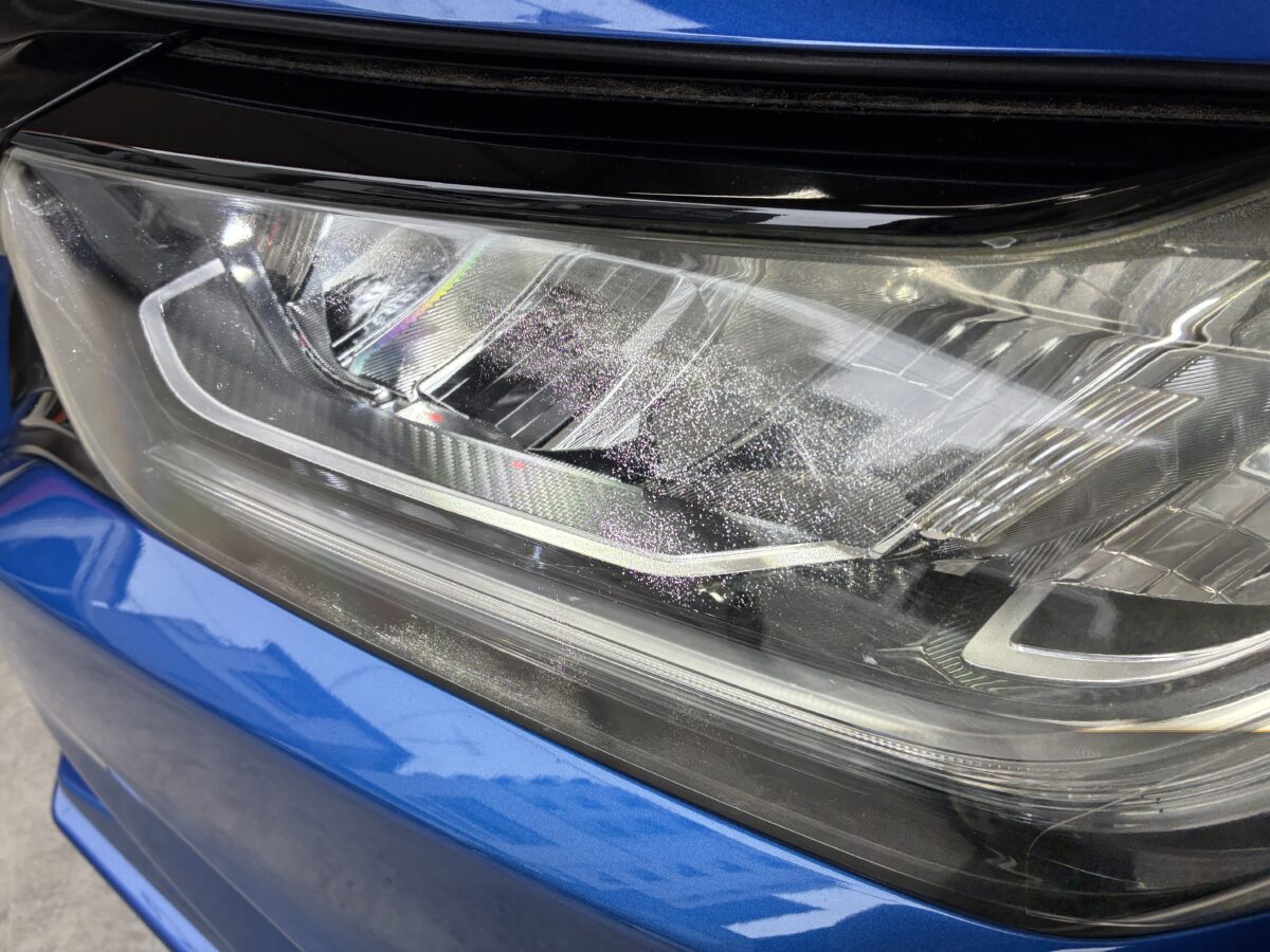 ライトを点灯すると、細かいキラキラとしたクラックが確認出来ます。