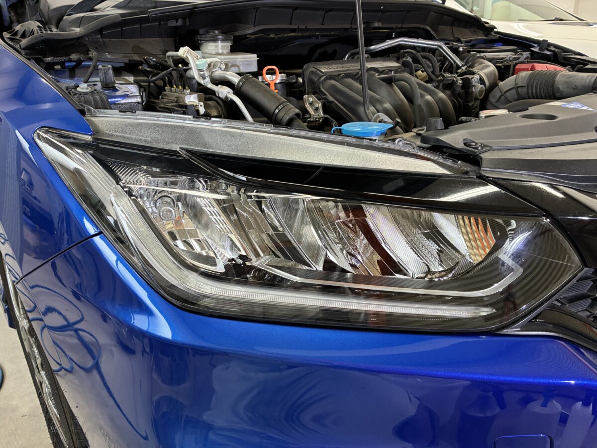 ホンダグレイス　ヘッドライト磨き後にプロテクションフィルム施工