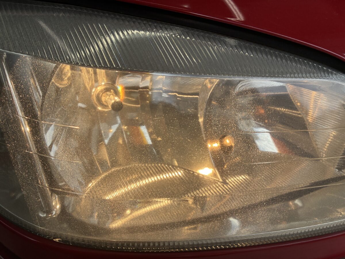 スバルトラヴィック ライト点灯時に見えるヘッドライトクラック