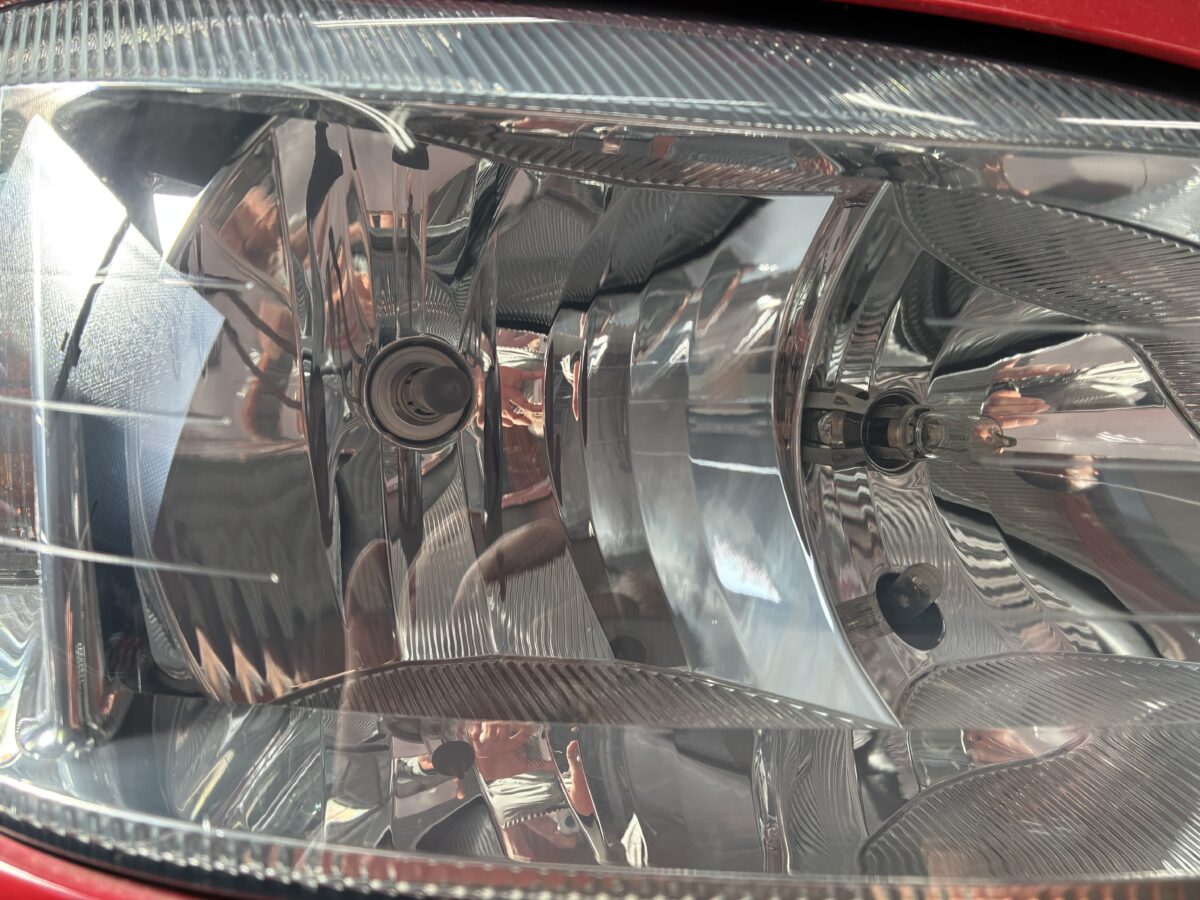 スバルトラヴィック ヘッドライト磨き