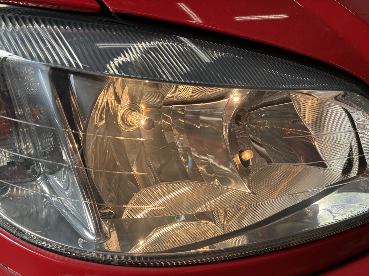 スバルトラヴィック ヘッドライト磨き後のライト点灯時