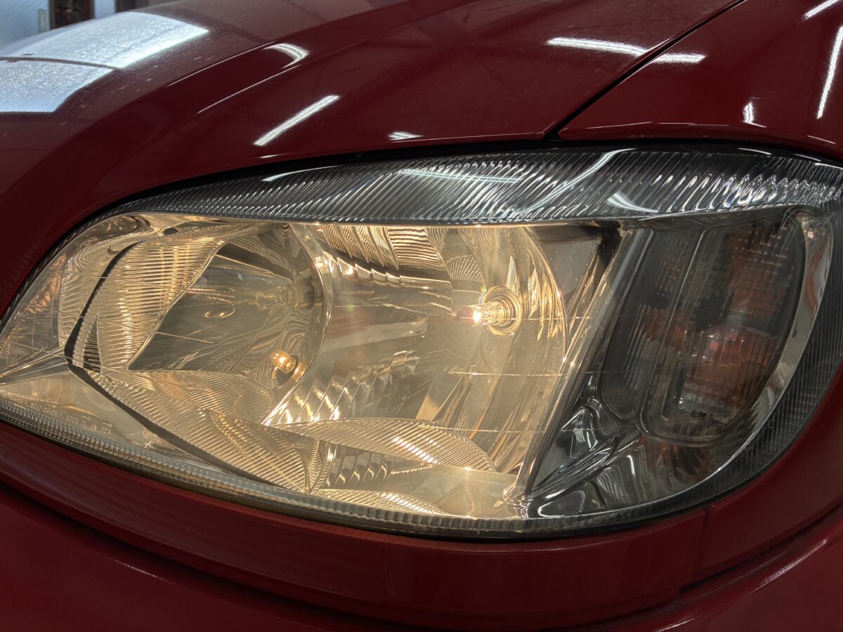 ヘッドライトのクラックを除去する事で見映えは劇的に改善されます。