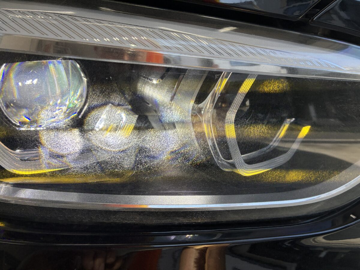 BMWのヘッドライト点灯時のクラック除去