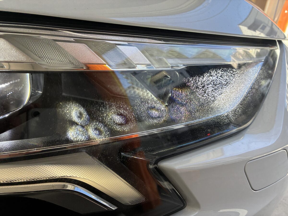 輸入車のヘッドライトを点灯すると、この様になっていませんか?