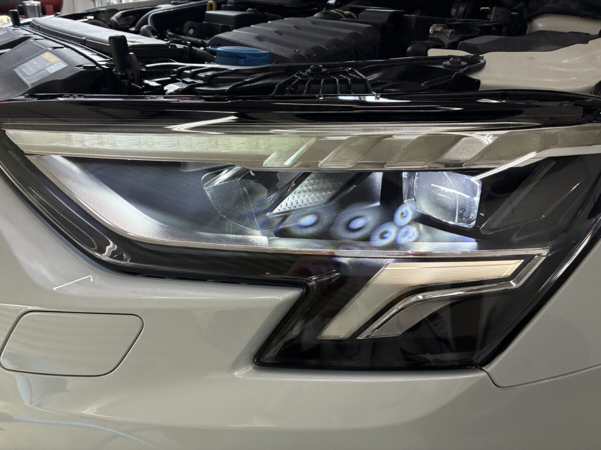 アウディA3 ヘッドライトリペア後にプロテクションフィルム施工