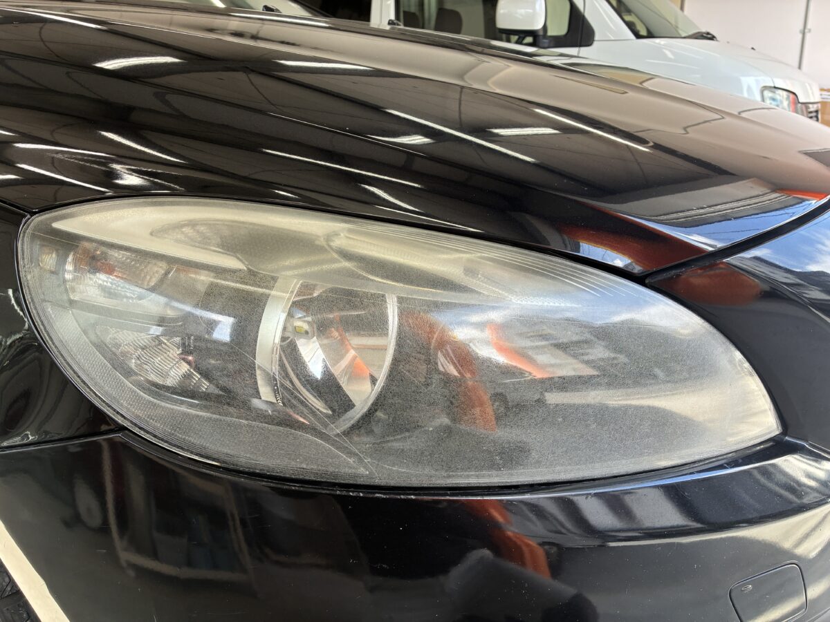 ボルボV40　ヘッドライト磨き