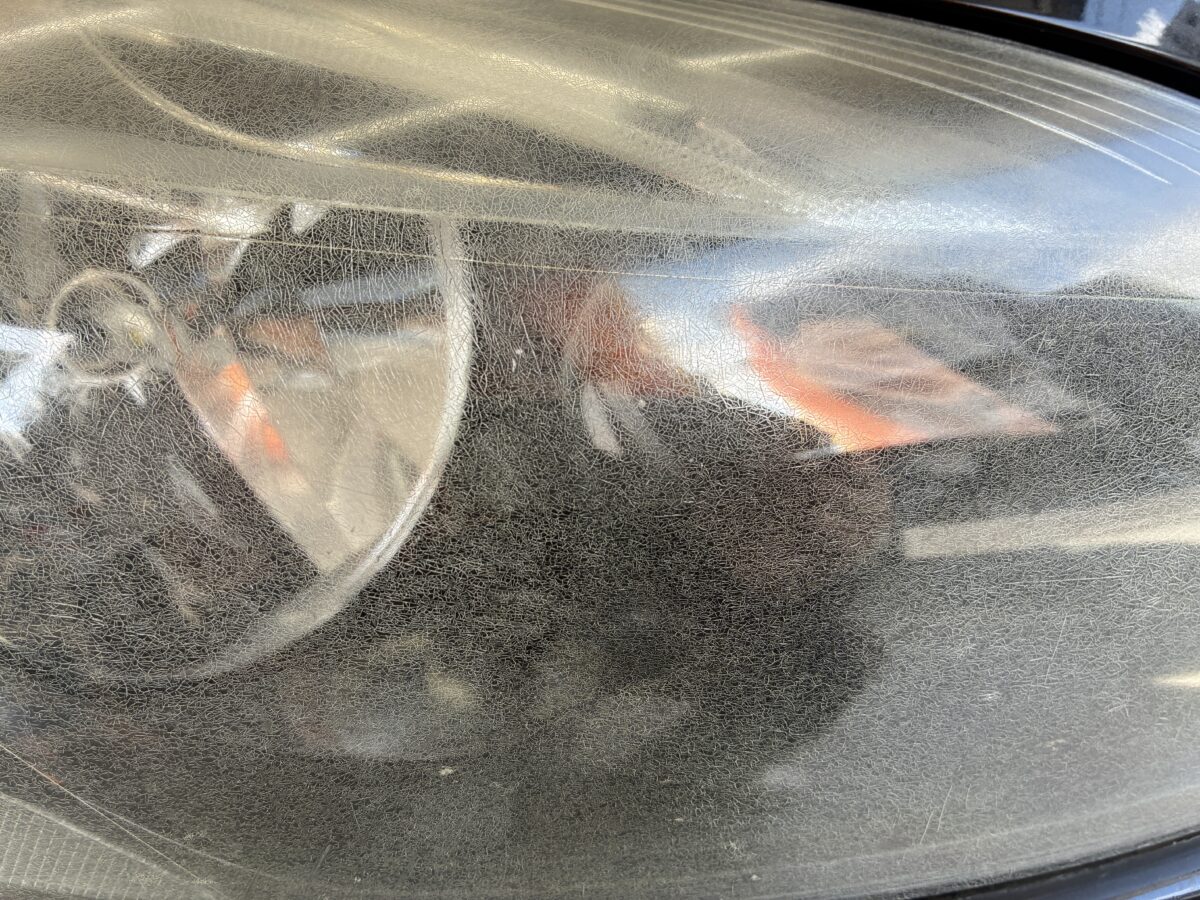 ボルボのヘッドライトクラックは除去出来る？