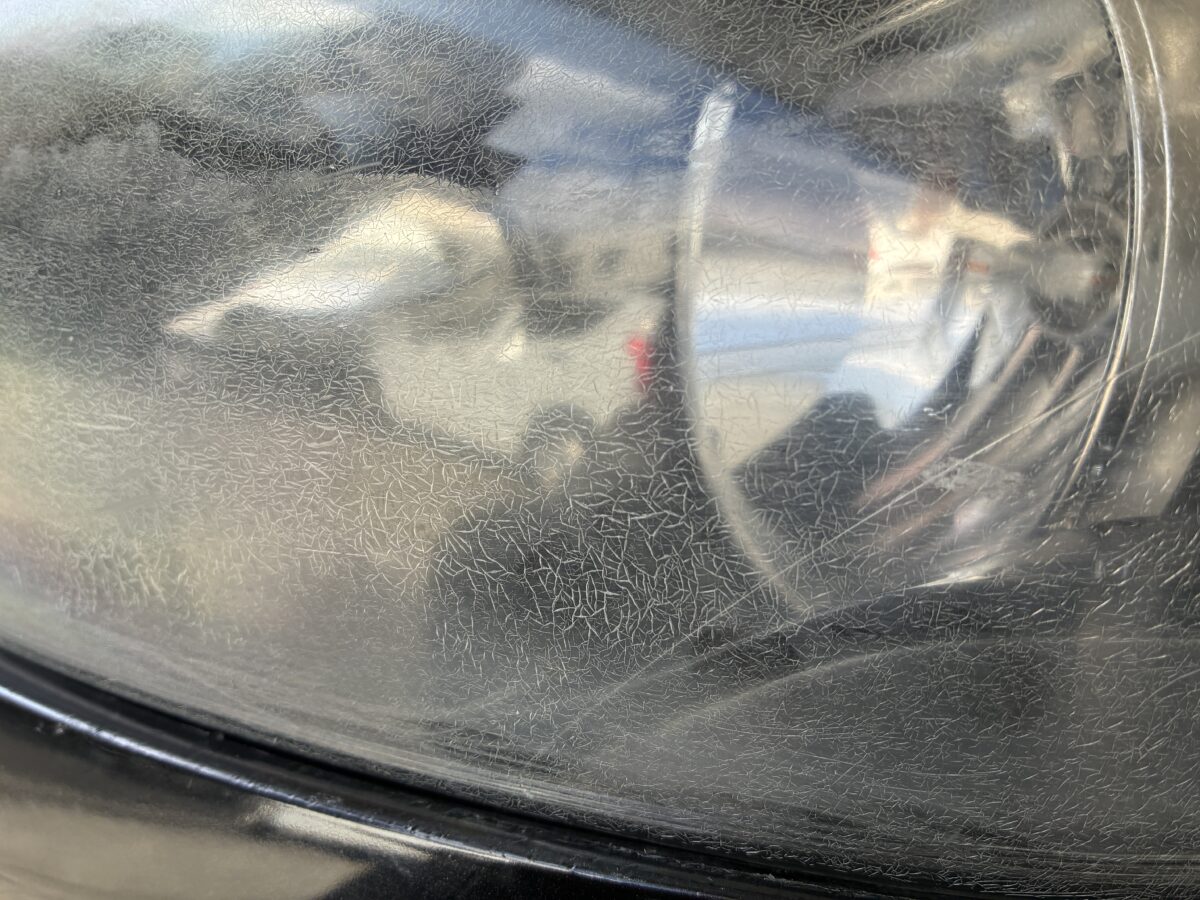 ボルボのヘッドライトに蜘蛛の巣状のひび割れが多数確認出来ます。